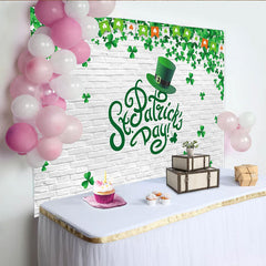 Lofaris St. Patrick's Day Hintergrund mit grünem Zylinder und Kleeblatt-Girlande, festliche Wanddekoration für Party