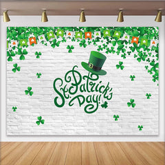 Lofaris St. Patrick's Day Hintergrund mit grünem Zylinder und Kleeblatt-Girlande, festliche Wanddekoration für Party