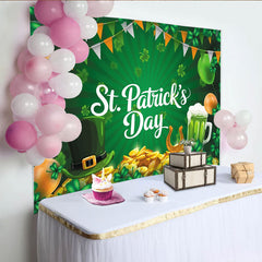 Lofaris Grüner Kleeblatt Koboldhut Goldschatz St. Patrick's Day Hintergrund, mit grünem Bier und Ballons für irische Party