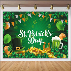 Lofaris Grüner Kleeblatt Koboldhut Goldschatz St. Patrick's Day Hintergrund, mit grünem Bier und Ballons für irische Party