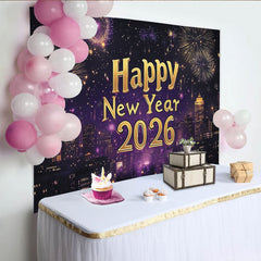 Lofaris Lila-goldener funkelnder Neujahrshintergrund mit Happy New Year 2026 Text, Feuerwerk und Stadtbild für Silvesterparty