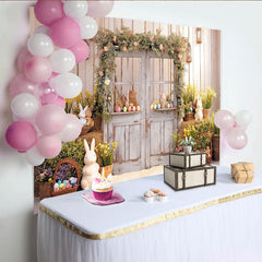 Lofaris Rustikaler Osterhintergrund mit Holztür, Blumenranke, Hasenfiguren und bunten Ostereiern für Frühlingsfeier