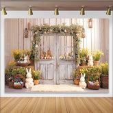 Lofaris Rustikaler Osterhintergrund mit Holztür, Blumenranke, Hasenfiguren und bunten Ostereiern für Frühlingsfeier