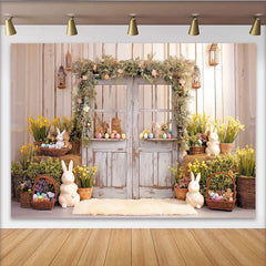 Lofaris Rustikaler Osterhintergrund mit Holztür, Blumenranke, Hasenfiguren und bunten Ostereiern für Frühlingsfeier