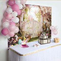 Lofaris Frühlingshafter Osterhintergrund mit Kirschblüten, weißem Tor und bunten Eiern, festliche Kulisse für Frühlingsfeste und Fotoshootings