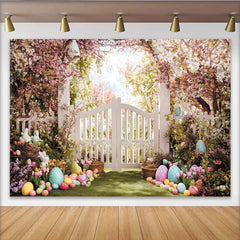 Lofaris Frühlingshafter Osterhintergrund mit Kirschblüten, weißem Tor und bunten Eiern, festliche Kulisse für Frühlingsfeste und Fotoshootings