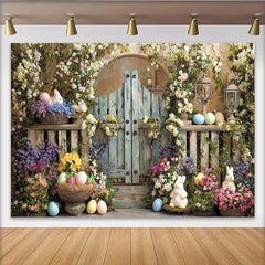 Lofaris Idyllischer Osterfrühlingshintergrund mit Holztor Blumen und Hasen, bunte Ostereier Laternen und Pflanzen für Fotoshootings