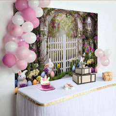 Lofaris Frühlingshafter Osterhintergrund mit Hasen und bunten Eiern, weißer Zaun, Blumen und Bogen als frühlingshafte Fotokulisse