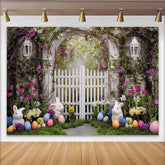 Lofaris Frühlingshafter Osterhintergrund mit Hasen und bunten Eiern, weißer Zaun, Blumen und Bogen als frühlingshafte Fotokulisse