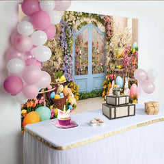 Lofaris Frühlingshafter Osterhintergrund mit bunten Eiern und Hasen, blühende Blumen und blaue Tür, ideale Fotokulisse für Frühlingsfotos