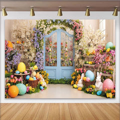 Lofaris Frühlingshafter Osterhintergrund mit bunten Eiern und Hasen, blühende Blumen und blaue Tür, ideale Fotokulisse für Frühlingsfotos