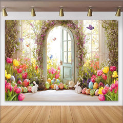 Lofaris Frühlingshafter Osterhintergrund mit bunten Tulpen und bemalten Eiern, weiße Hasen Schmetterlinge idyllische Kulisse für Fotoshooting