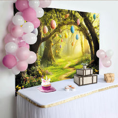 Lofaris Magischer Osterhintergrund mit bunten Eiern im Frühlingswald, perfekte Kulisse für festliche Fotografie und Dekoration