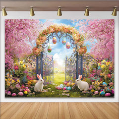 Lofaris Frühlingshafter Osterhintergrund mit rosa Kirschblüten, Hasen und bunten Eiern, idyllische Kulisse für festliche Familienfotoshootings
