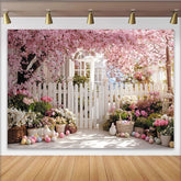 Lofaris Idyllischer Frühlingsgarten-Fotohintergrund mit rosa Kirschblüten und weißem Zaun, festliche Kulisse für Oster- und Frühlingsfotos