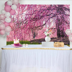 Lofaris Rosa Frühlingsbaum Fotohintergrund mit zarten Blüten und grünem Gras, wunderschönes Hintergrundbild für Porträt und Frühlingsfotos