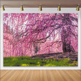 Lofaris Rosa Frühlingsbaum Fotohintergrund mit zarten Blüten und grünem Gras, wunderschönes Hintergrundbild für Porträt und Frühlingsfotos