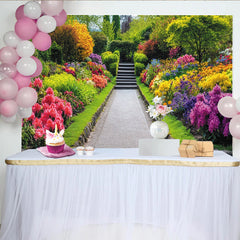 Lofaris Üppiger Gartenlandschaft Hintergrund mit bunten Blumen und Weg, ideale Kulisse für professionelle Naturfotografie und Porträts