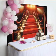 Lofaris Glamouröser Roter Teppich Fotohintergrund mit goldenen Absperrpfosten, elegante Kulisse für Partys und professionelle Fotoshootings