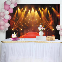 Lofaris Luxuriöser Roter Teppich Bühnenhintergrund mit goldenen Scheinwerfern, elegante Fotokulisse für glamouröse Events
