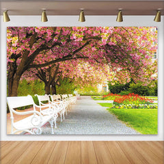 Lofaris Idyllischer Kirschblütenpark Hintergrund mit rosa Blüten und weißen Bänken, lebendige Fotowand für Gartenparty Dekoration