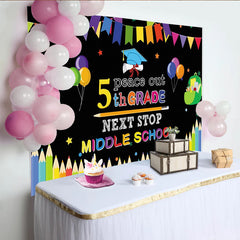 Lofaris Bunter 5. Klasse Abschlussfeier Hintergrund für Schulabgänger, mit Luftballons und Büchern als Fotokulisse für Schulpartys