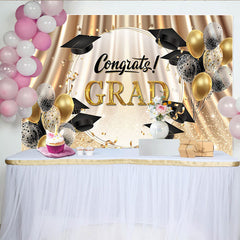 Lofaris Goldener Abschlussfeier-Hintergrund mit Ballons und Doktorhüten, elegante Kulisse für festliche Partydekoration