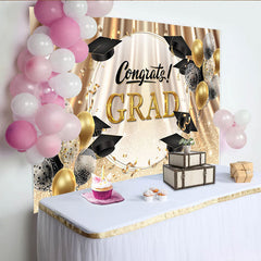 Lofaris Goldener Abschlussfeier-Hintergrund mit Ballons und Doktorhüten, elegante Kulisse für festliche Partydekoration