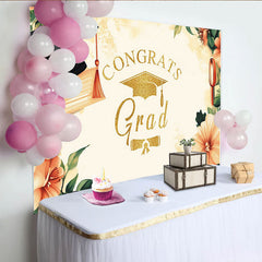 Lofaris Goldener Abschlussfeier-Hintergrund mit Congrats Grad Schriftzug, elegante Fotowand für festliche Graduierungsfeiern