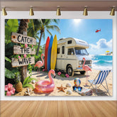 Lofaris Lebhafter Sommerstrand-Fotohintergrund mit Wohnmobil und Surfbrettern, pinke Flamingos und Palmen, ideale Kulisse für Sommerfotos