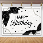 Lofaris Schwarz-weißer Happy Birthday Hintergrund mit Perlen und Schleifen, elegante Partydekoration für Fotoshooting