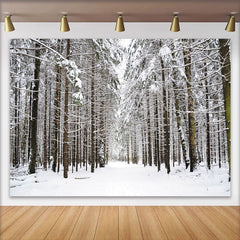 Lofaris Verschneiter Winterwaldhintergrund mit hohen Bäumen und idyllischem Waldweg, ideale Fotokulisse für Winterporträts und Fotoshootings