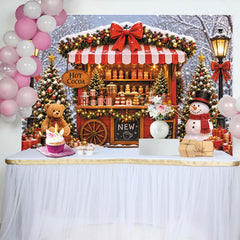Lofaris Winterlicher Weihnachtsmarktstand Hintergrund mit Schnee, Heißgetränken und Geschenken, festliche Fotokulisse für Winterfotografie