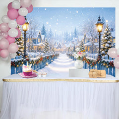Lofaris Verschneiter Weihnachtsdorf Hintergrund mit Lichtern und Geschenken, magische Winterlandschaft Fotokulisse für festliche Dekoration