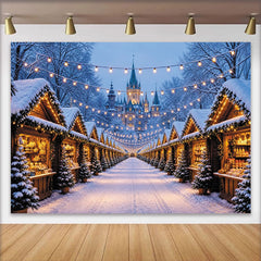 Lofaris Verschneiter Weihnachtsmarkthintergrund mit Schloss und Lichterketten, festliche Winterkulisse für Weihnachtsfotografie