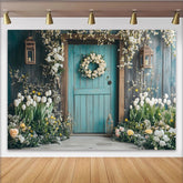 Lofaris Türkiser Holztür Frühlingshintergrund mit Blumenkranz, rustikale Fotokulisse für professionelle Frühlingsfotografie