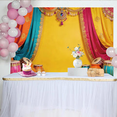 Lofaris Leuchtender Indischer Festhintergrund mit bunten Vorhängen und Trommeln, elegante Bollywood Party Kulisse für Fotostudio Dekoration