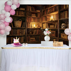 Lofaris Gruseliger Halloween-Hintergrund mit alten Büchern und Totenkopf, geheimnisvolle Spinnweben Kulisse für Halloweenparty und Fotoshooting