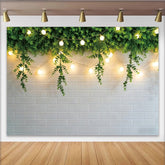 Lofaris Grüner Pflanzen-Lichterketten-Hintergrund mit weißer Ziegelwand, frische und gemütliche Kulisse für Fotoshooting und Eventdekoration