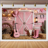 Lofaris Rosa Western Scheunentür Hintergrund mit Cowboyhut und Stiefeln, rustikale Fotokulisse im Country-Stil für Fotoshootings und Events