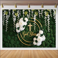 Lofaris Grüner Mooswand Taufe Hintergrund mit goldenem Kreuz, weißen Rosen und elegantem Fotohintergrund für Baby Tauffeier