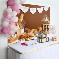 Lofaris Rustikaler Bäckereihintergrund mit frischem Brot und Brezeln, ideale Fotokulisse für Fotostudio und Backstube