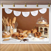 Lofaris Rustikaler Bäckereihintergrund mit frischem Brot und Brezeln, ideale Fotokulisse für Fotostudio und Backstube