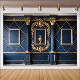 Lofaris Dunkelblauer Fine-Art Fotohintergrund mit goldenen Säulen und Ornamenten, elegante Kulisse für luxuriöse Porträtfotografie im Studio