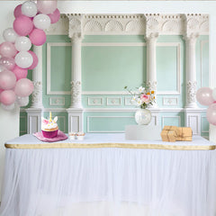 Lofaris Eleganter Architektur Fotohintergrund mit weißen Säulen und mintgrüner Wand, klassische Kulisse für Porträtaufnahmen und Events