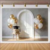 Lofaris Goldener Abschlussfeier Hintergrund mit Luftballons und Abschlusskappe, moderne Fotowand für Absolventen und Feierlichkeiten