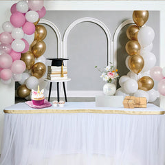 Lofaris Gold Weiß Abschlussfeierhintergrund mit Ballons und Doktorhut, elegante Fotokulisse für Graduierungsfeier und Fotoshooting