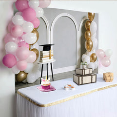 Lofaris Gold Weiß Abschlussfeierhintergrund mit Ballons und Doktorhut, elegante Fotokulisse für Graduierungsfeier und Fotoshooting