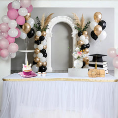 Lofaris Schwarz Gold Weiß Abschlussfeier-Hintergrund mit Bögen und Ballons, elegante Fotokulisse für unvergessliche Abschlussfotos