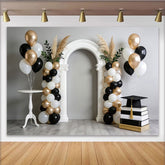 Lofaris Schwarz Gold Weiß Abschlussfeier-Hintergrund mit Bögen und Ballons, elegante Fotokulisse für unvergessliche Abschlussfotos